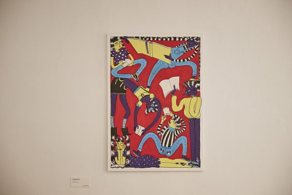 Gemälde von Sophie Lazari, „Bücherwelten“ (2023): farbintensive, comicartige Figuren in Gelb/Blau/Violett auf rotem Hintergrund; mehrere Personen mit offenen Büchern in dynamischen Posen, schwarz-weiß gemusterter Rand, Leinwand an heller Wand.