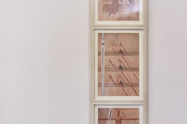 Werk von Niklas Heiss, „Drei Geschichten“ (2022): drei übereinander gerahmte Zeichnungen in Rosé-/Sepiatönen; lineare, stilisierte Formen und Stäbe mit Schatten, als Hochformat an weißer Wand.